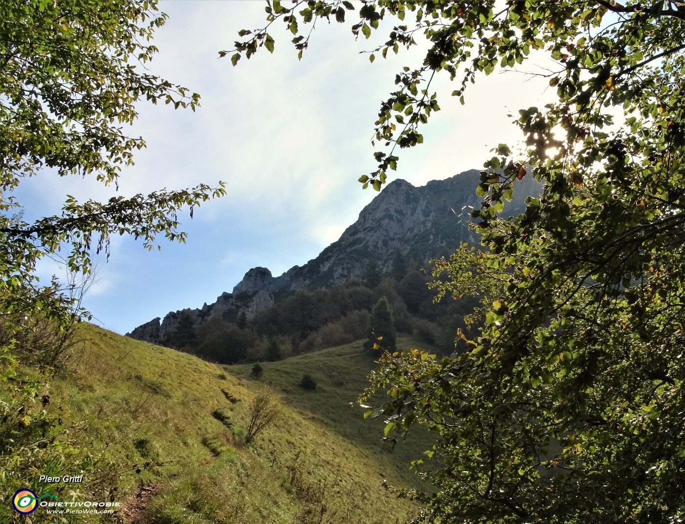 17 Passo Baciamorti (1541 m) con Venturosa.JPG